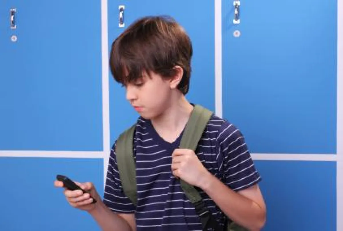 Schuljunge mit Handy