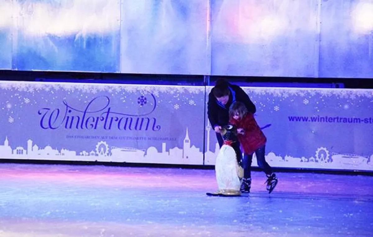 Mitten in Stuttgart lädt der Wintertraum ein zum Schlittschuhlaufen, Einkehren und Genießen.