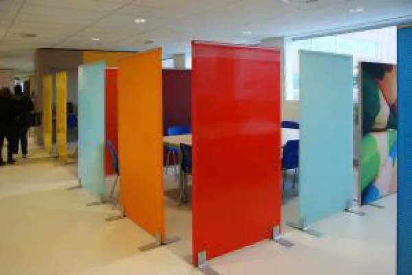 Bild: Rahmenlose Stellwand trennt und verbindet zugleich