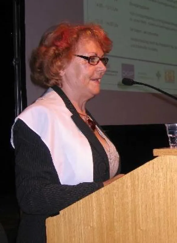 Frau Rita Stichling, Präsidentin des OSD, bei der Eröffnungsansprache zur gemeinsamen Patientenveranstaltung deutscher Osteoporose-Verbände