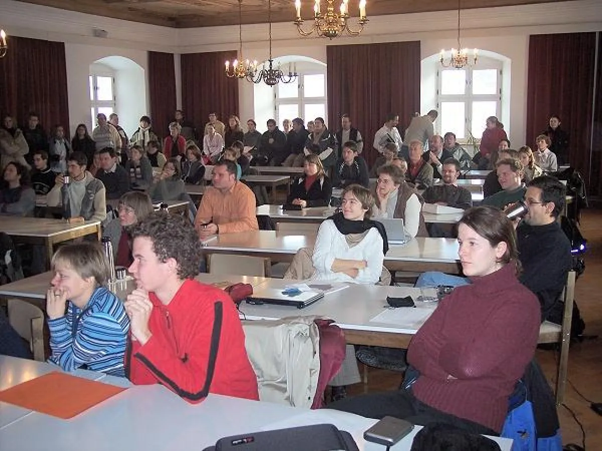 Studierende im Hörsaal 1 der PTH Benediktbeuern