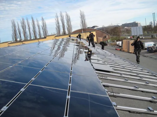 Bild: Größte Photovoltaik-Dachanlage Berlins entsteht auf Gewerbecampus "Am Oktogon" in Adlershof