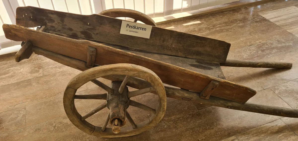 Pestkarre im Foyer des Passionstheater Waal (© https://www.cmp-medien.de)