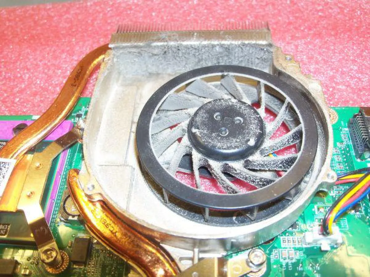 Durch verschmutzte Kühlrippen kann die Wärme nicht entweichen.