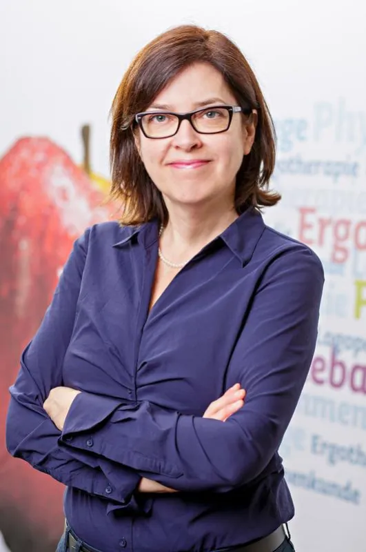 Dr. Nicola Bauer, Professorin für Hebammenwissenschaft an der hsg, erforscht Einflussfaktoren auf das Stillen. (Foto: hsg/Volker Wiciok)