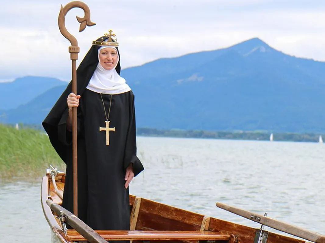 Barbara Bichler als selige Irmengard auf dem Chiemsee