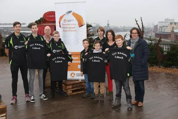 Bild: 78. Übergabe beim Stadtwerke Lübeck Trikot-Tausch: TSV-Tischtennisspieler gewinnen neue Trikots