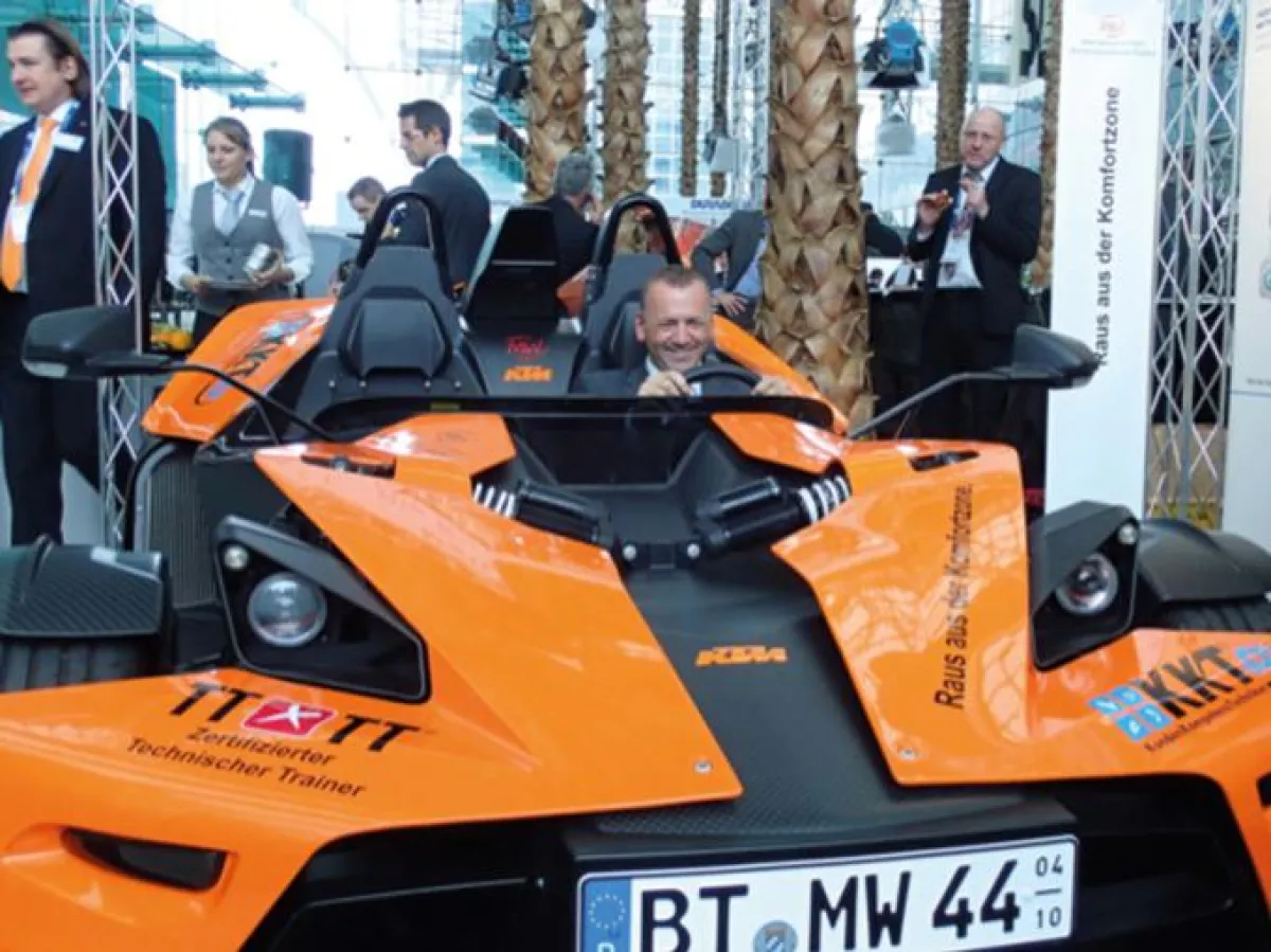 KVD-Vorstandsvorsitzender Ramòn Somoza hatte sichtlich viel Spaß am X-Bow-Steuer.