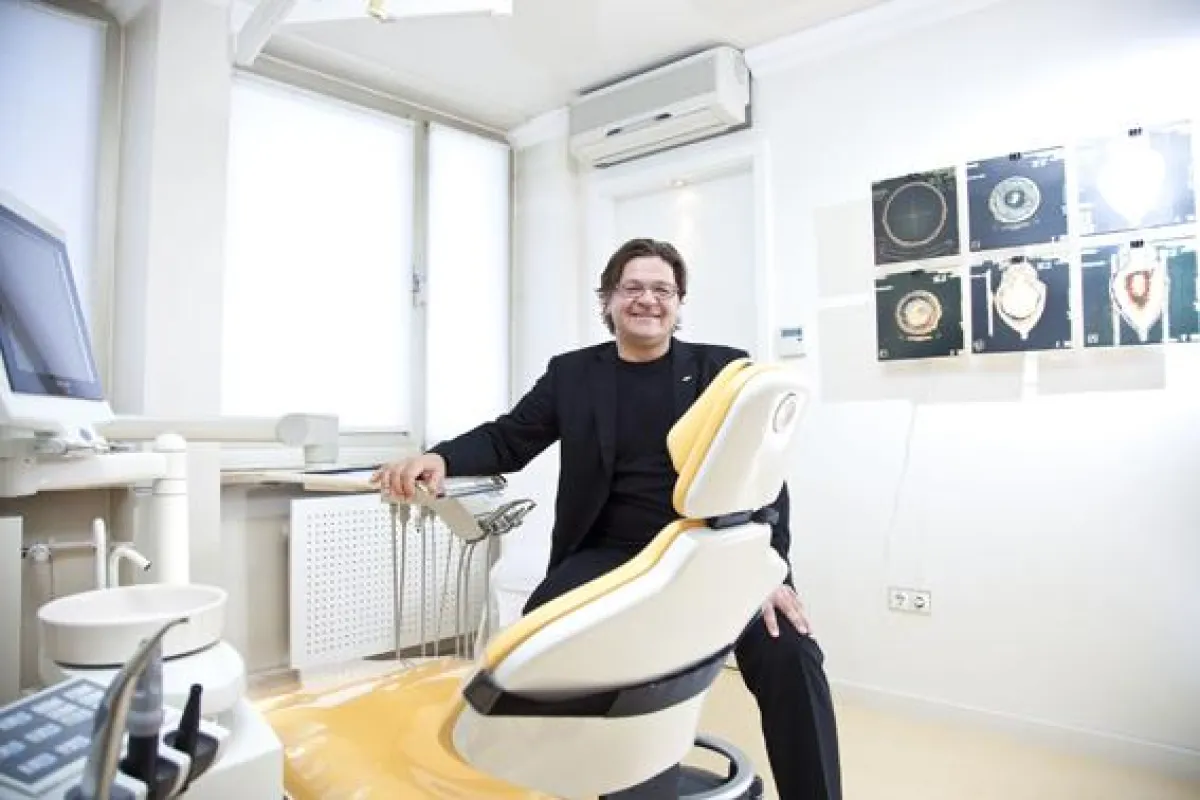 Dr. Dr. Josip S. Bill Dr. Bill operiert in seiner Würzburger Praxisklinik viele prominente Personen