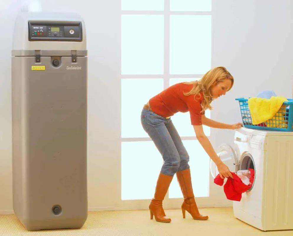 Die neue ROTEX GasSolarUnit GSU 16 ist eine kompakte, solarfähige Heizzentrale mit Gas-Brennwertkessel und hygienischem Warmwasserspeicher. Foto: ROTEX