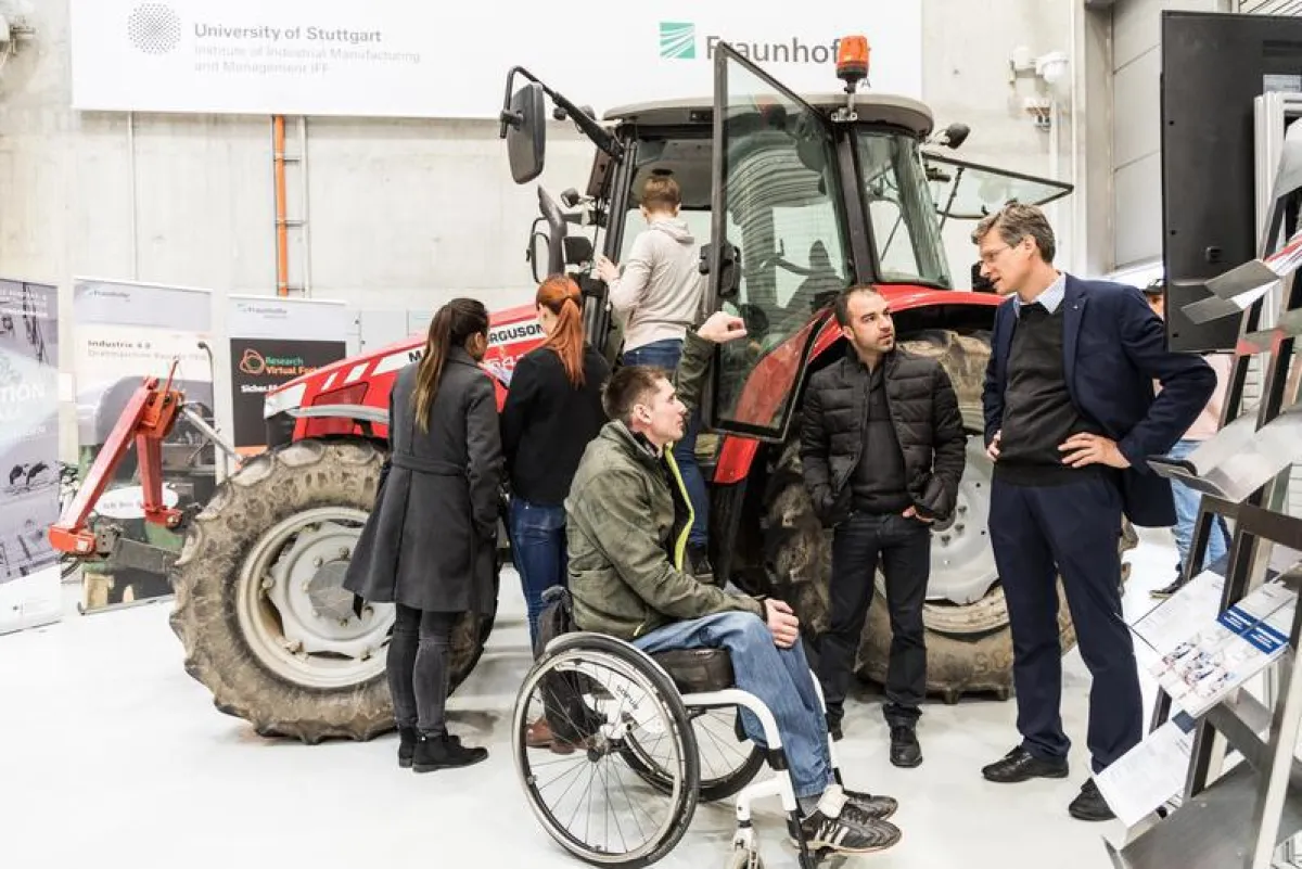 V.l.n.r.: André Beez, Landmaschinentechniker und Inhaber von Schlemmi’s, Manuel Schnappauf und IPA-Abteilungsleiter Dr. Urs Schneider. Im Hintergrund vermessen Medizintechnik-Studierende den Traktor. 