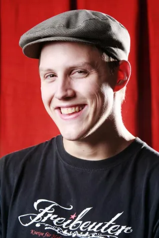 Bild: Poetry Slammer Sebastian 23 gewinnt den Prix Pantheon 2010 in der Kategorie „Frühreif & Verdorben“