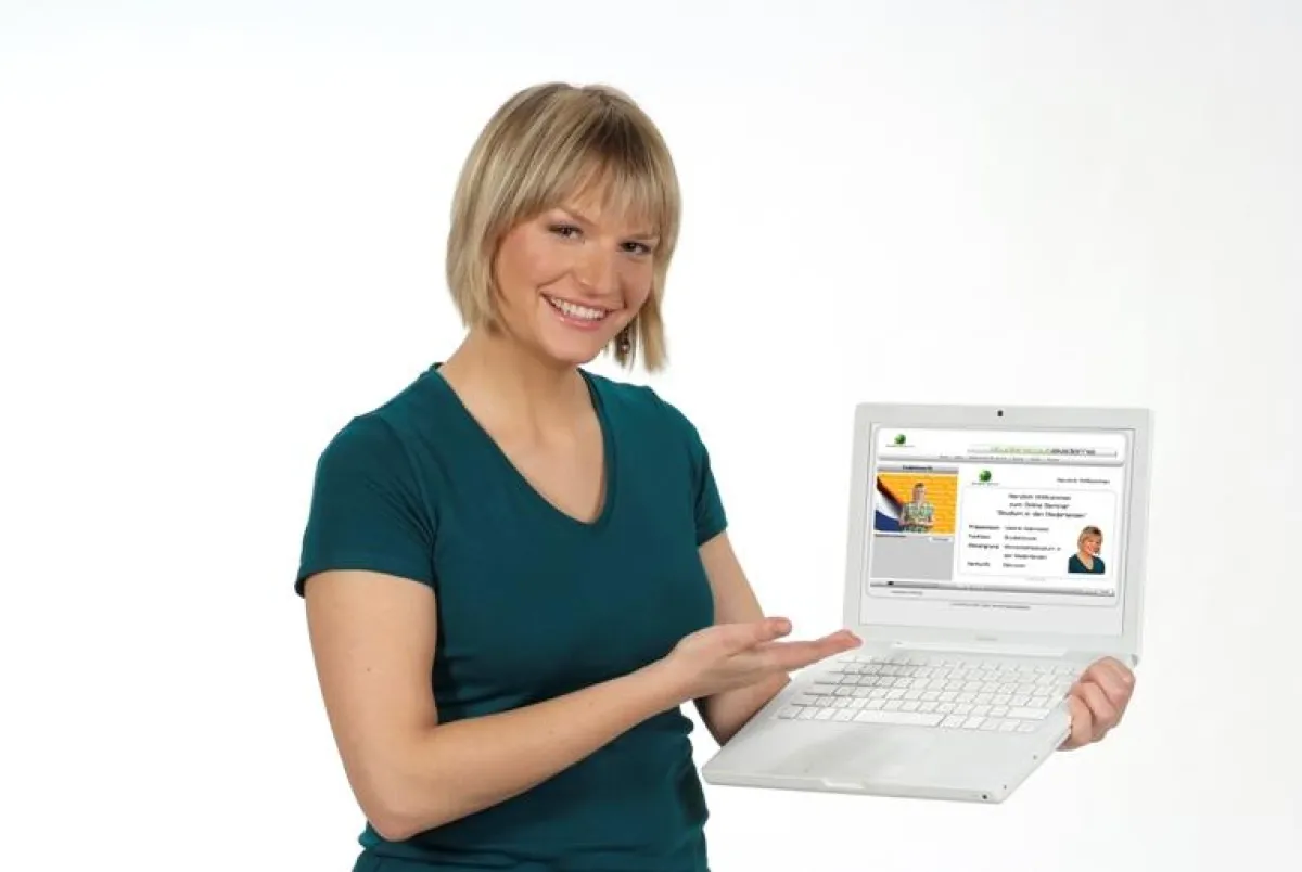 Studienscout Valerie präsentiert das neue Online-Seminar.