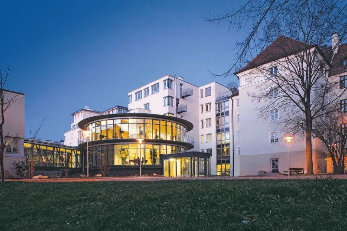 Der neue Eingangspavillon des Neurologischen Krankenhauses München am Parzivalplatz 4 in München Schwabing