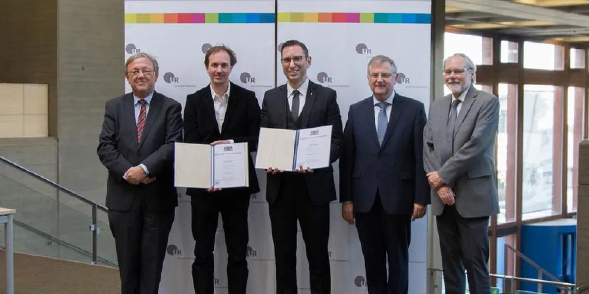 Preisverleihung in Regensburg (v.l.): Ministerialdirigent Michael Mihatsch mit den Preisträgern Christian Stigloher und Martin Stuflesser sowie den Studiendekanen Wolfgang Weiß und Roy Gross. (Foto: U