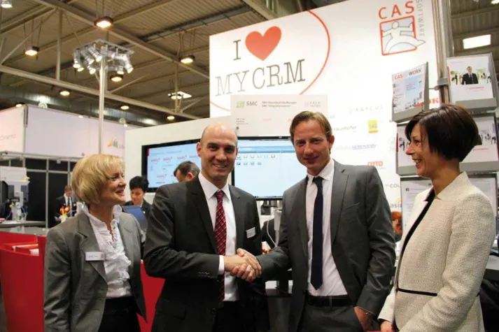 Bild: Vertragsunterzeichnung auf der diesjährigen CRM-expo