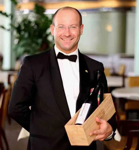 Auf der Jagd nach dem weissen Gold: Mit dem Maître d’hôtel des Eden Roc Ascona zur Trüffelmesse nach Alba. Bild: Auf der Jagd nach dem weissen Gold: Mit dem Maître d’hôtel des Eden Roc Ascona zur Trüffelmesse nach Alba.