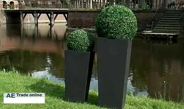 Bild: Alle reden vom zerstörten Blumenkübel – AE Trade spendet zwei neue