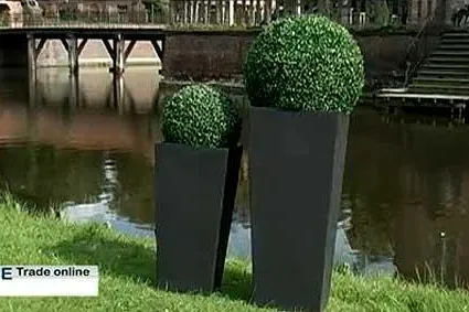 Bild: Alle reden vom zerstörten Blumenkübel – AE Trade spendet zwei neue