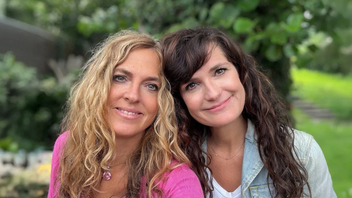 Asha und Marie-Luise Kolitscher vom Biotic Institute begleiten Menschen in Seminaren. (© © Biotic Institute)