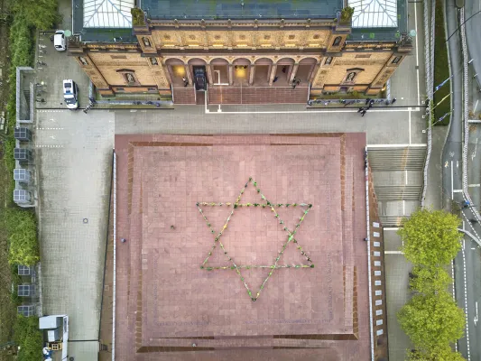 Bild: GEMEINSAM GEGEN ANTISEMITISMUS UND FÜR SOLIDARITÄT - öffentliche Fotoaktion am 27.1.2026 in Hamburg