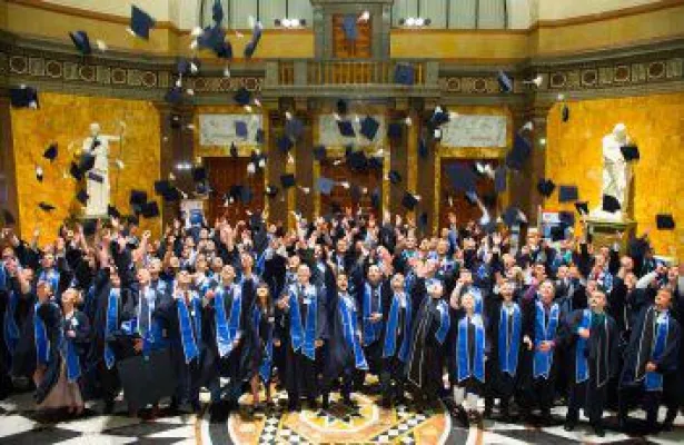 Wilhelm Büchner Hochschule feiert mit Absolventen im Kurhaus in Wiesbaden Bild: Wilhelm Büchner Hochschule feiert mit Absolventen im Kurhaus in Wiesbaden