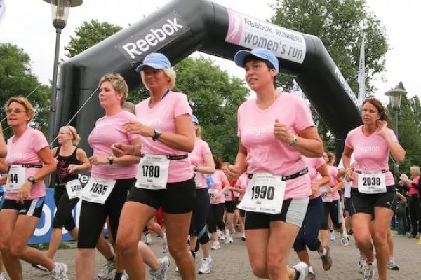 Bild: Mehr als 4.000 Frauen beim Women’s Run Köln - SINA singt „And the summer“, M. Brzeska mit „Jukari fit to fly“