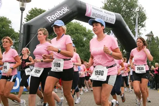 Bild: Mehr als 4.000 Frauen beim Women’s Run Köln - SINA singt „And the summer“, M. Brzeska mit „Jukari fit to fly“