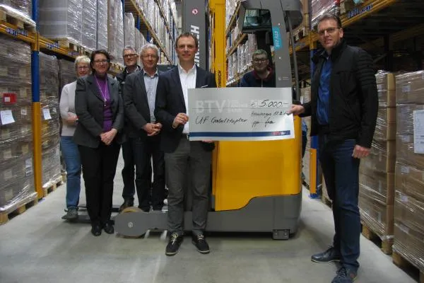 Spenden machen‘s möglich: Berufsbildungswerk-Azubis freuen sich über neuen Gabelstapler Bild: Spenden machen‘s möglich: Berufsbildungswerk-Azubis freuen sich über neuen Gabelstapler