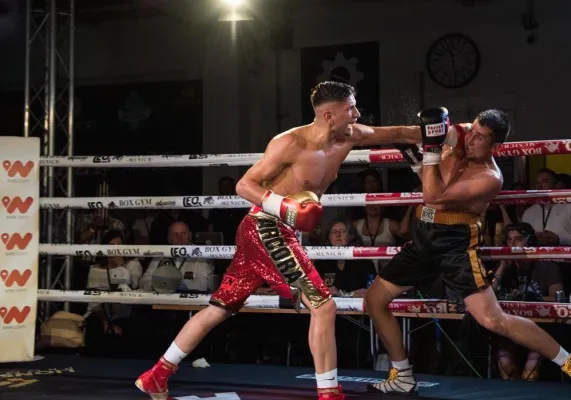 Bild: Emre Cukur siegt im Supermittelgewicht erneut für seine Fans auf dem Weg zum Junioren-Weltmeister