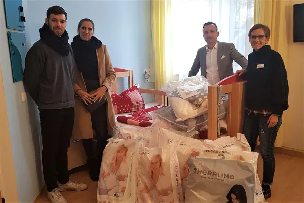 Stillkissen für alle Zimmer: Mercure Hotel Berlin Checkpoint Charlie unterstützt Kinder-Hospiz „Sonnenhof“ Bild: Stillkissen für alle Zimmer: Mercure Hotel Berlin Checkpoint Charlie unterstützt Kinder-Hospiz „Sonnenhof“