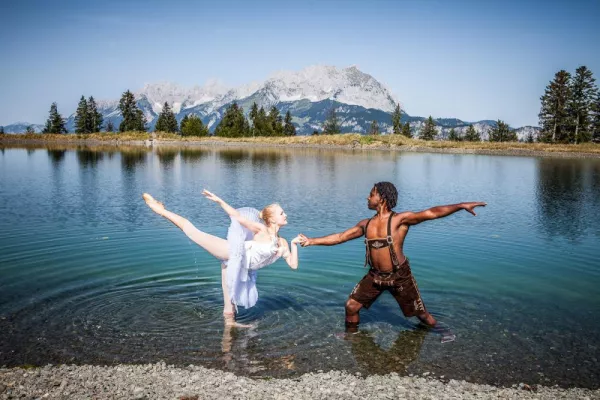 Bild: Tanzen vor der Traumkulisse des Wilden Kaisers