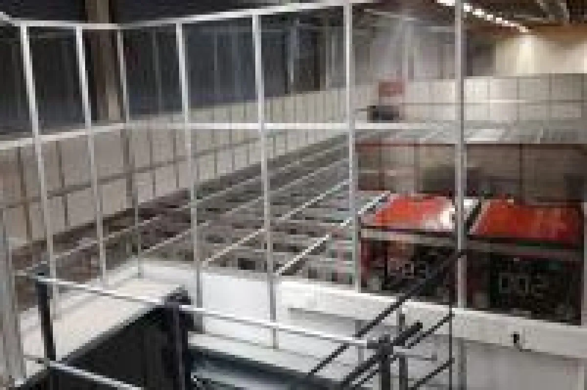 AM-Automation realisierte eine AutoStore-Anlage mit 2.000 Behältern, das automatische Handling übernehmen drei Roboter.