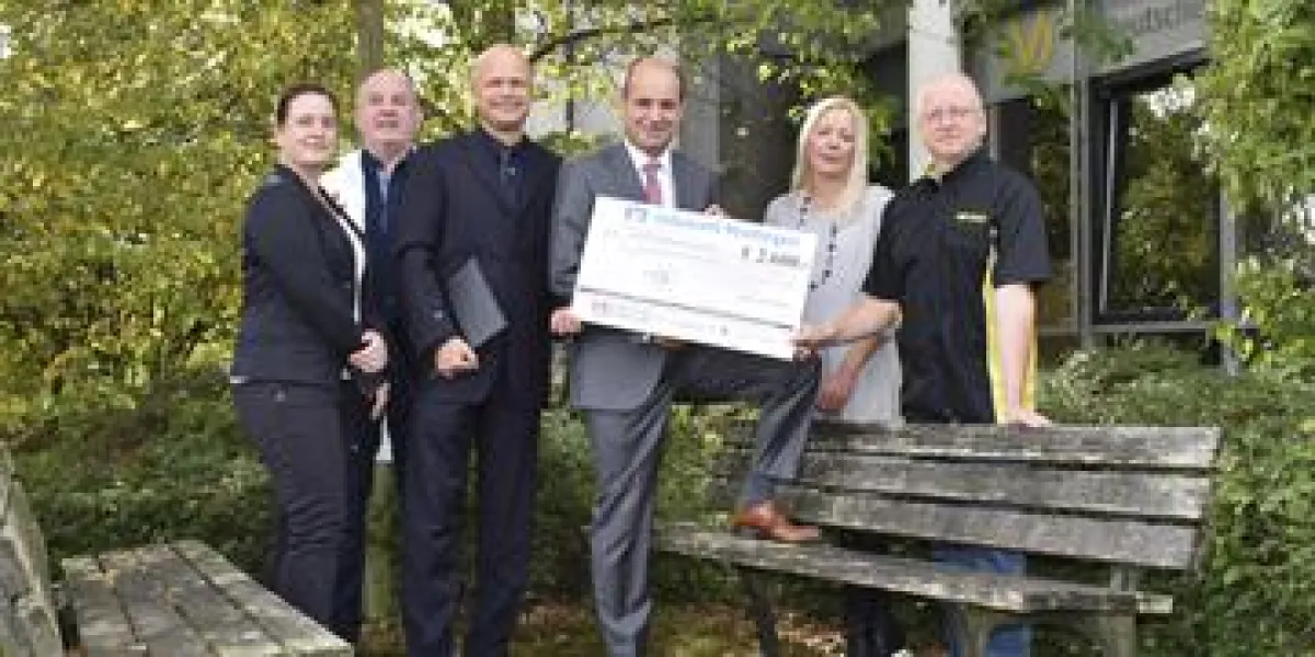 Spendenuebergabe an die Unternehmerrunde