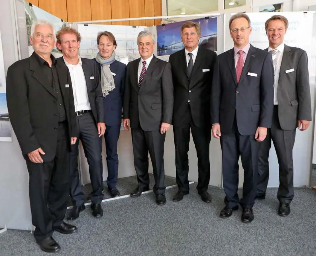 Hamburgs Wirtschafssenator Frank Horch (Mitte) präsentiert den Siegerentwurf des Wettbewerbs