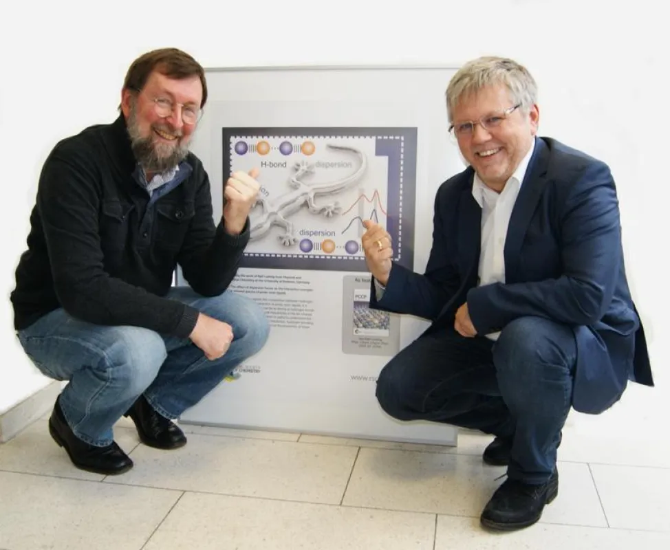 Dem Gecko auf der Spur! Sergey Verevkin (l) und Ralf Ludwig (r) untersuchen Dispersionskräfte in ionischen Flüssigkeiten. ()