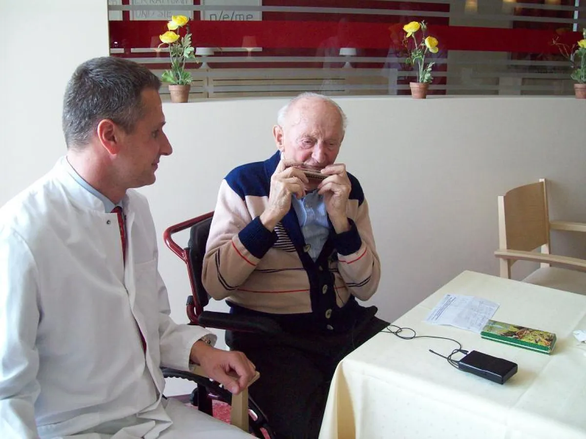 Begeisterter Zuhörer: Chefarzt Dr. Jens Trögner lauscht seinem Patienten Alex Neuhaus bei seiner konzertreifen Einlage