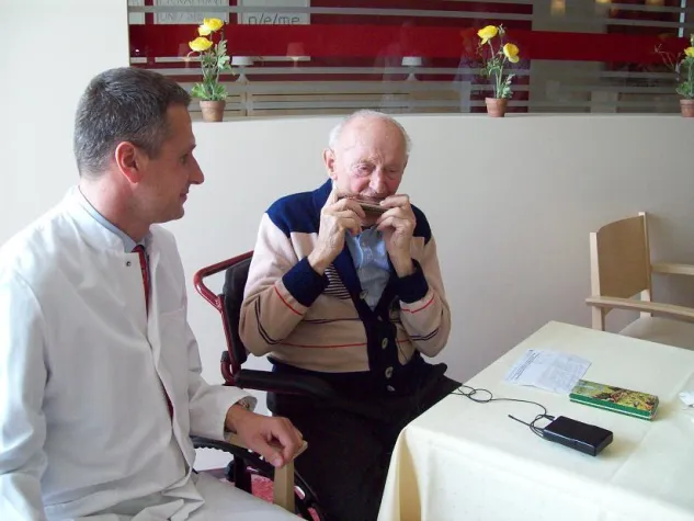 Bild: 99-jähriger Patient spielt auf seiner Mundharmonika auf