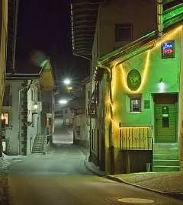 Bild: Smallest Whisky Bar on earth holt die Japaner ins Val Müstair
