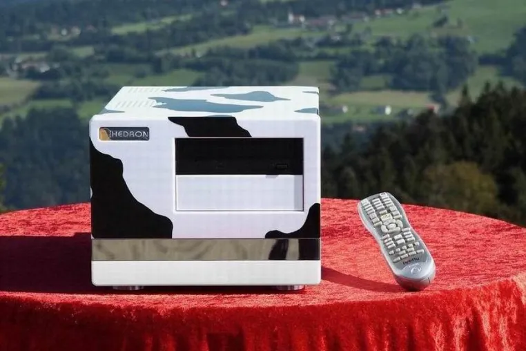 Hedron Multimedia Cow - neue Nachrichten-Funktion macht das Home Entertainment System zum Infotainment System Bild: Hedron Multimedia Cow - neue Nachrichten-Funktion macht das Home Entertainment System zum Infotainment System