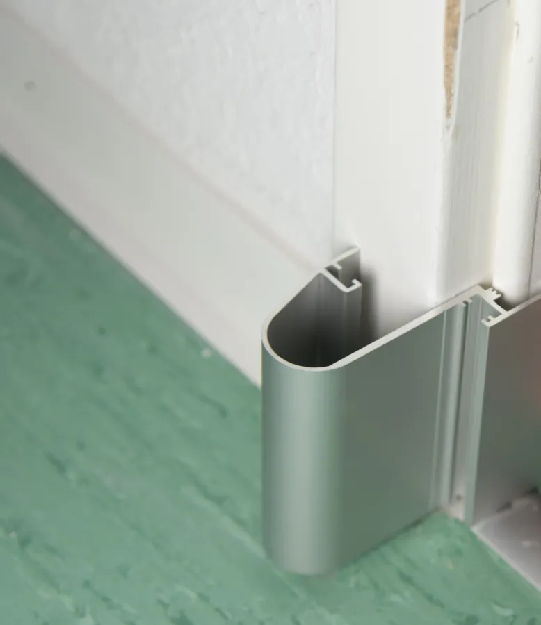 Das schlanke Profil der Renovierungszarge wird einfach in den bestehenden Zargenfalz eingesetzt (© Küffner)