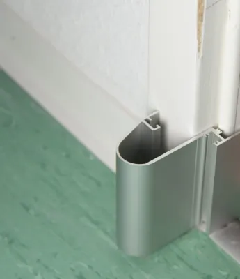 Bild: Fingerschutztüren für die Altbaurenovierung. Neuheit: Küffner Renovierungszargen mit sicherem Fingerschutz 