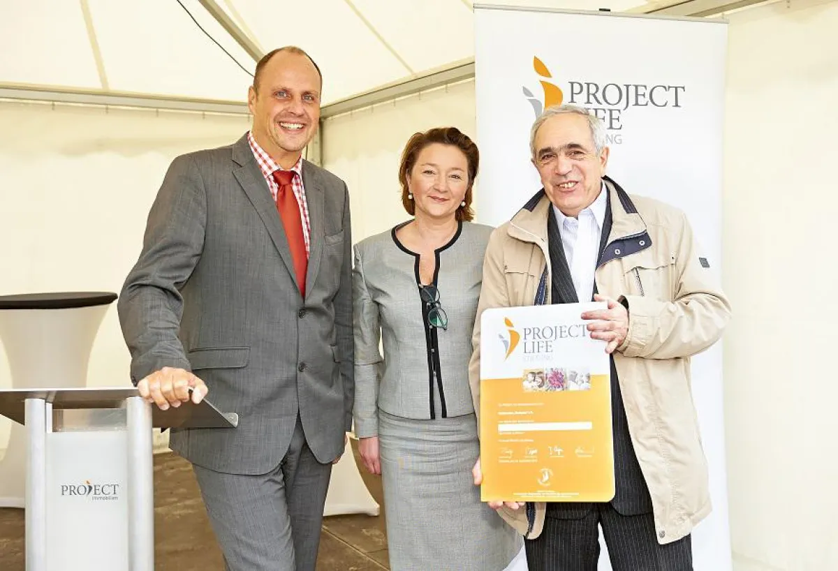 Spendenübergabe der PROJECT Life Stiftung auf dem Grundstück von Mein Thon