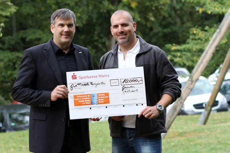 Bild: glatthaar-fertigkeller spendet 10.000 Euro an Förderverein für Tumor- u. Leukämiekranke Kinder e.V. Mainz