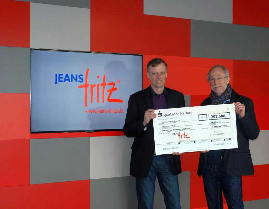 Scheckübergabe in der JEANS FRITZ-Zentrale in Hüllhorst.