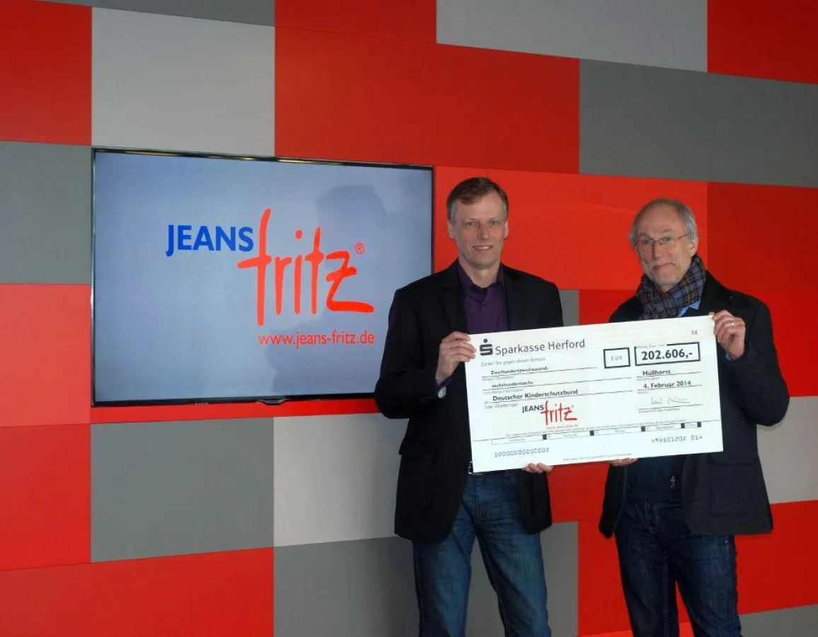 Scheckübergabe in der JEANS FRITZ-Zentrale in Hüllhorst.