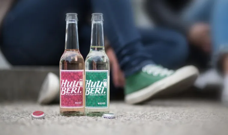 Bild: Statt Bier: HUUBERT, die vorgemischte Weinschorle in der Flasche