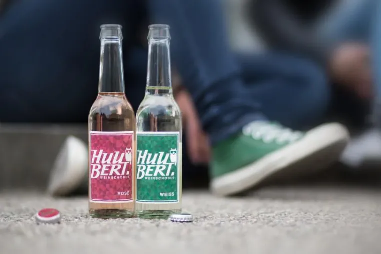 Statt Bier: HUUBERT, die vorgemischte Weinschorle in der Flasche Bild: Statt Bier: HUUBERT, die vorgemischte Weinschorle in der Flasche