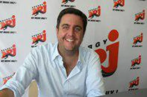 Bild: Bastian Pastewka bei Radio ENERGY:Volksmusikstars spielen nur heile Welt - ein ewiger Grinspimmel sein ist out