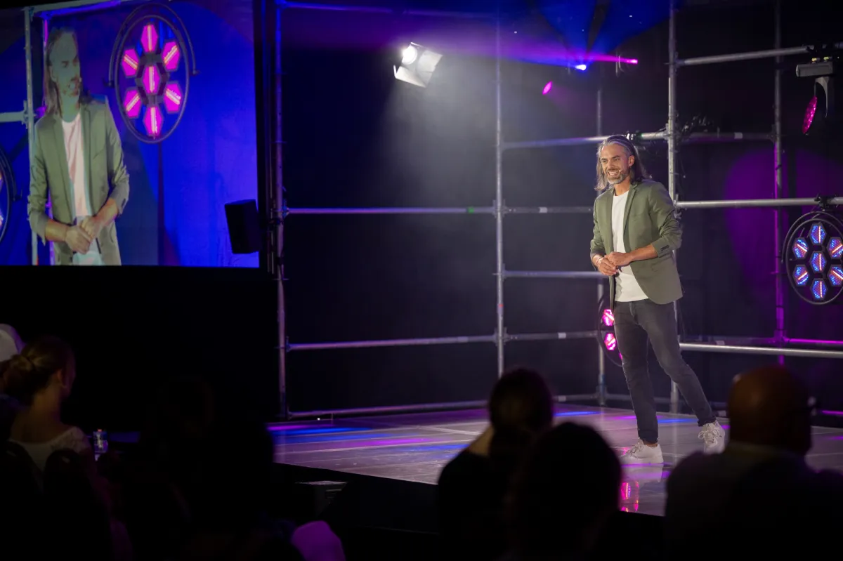 Hannes Hofmann beim 8. Internationalen Speaker Slam in Wiesbaden (© Justin Bockey)